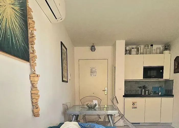 T2 Cozy & Air-conditioned, Close To Amenities * ニース